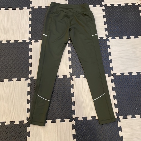 Z by Zella army green capri legging with zipper on right leg. Size Small. - Picture 7 of 8